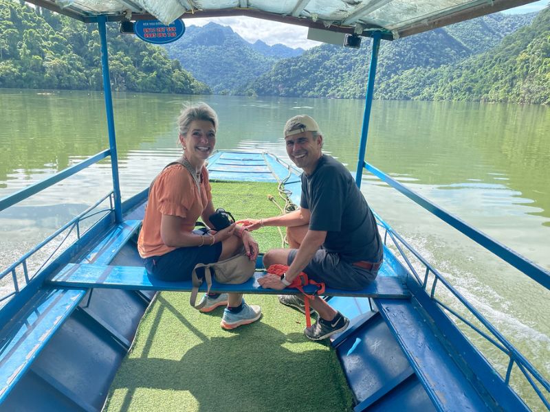 Reisende bei einer Bootsfahrt auf dem Ba Be See in Vietnam