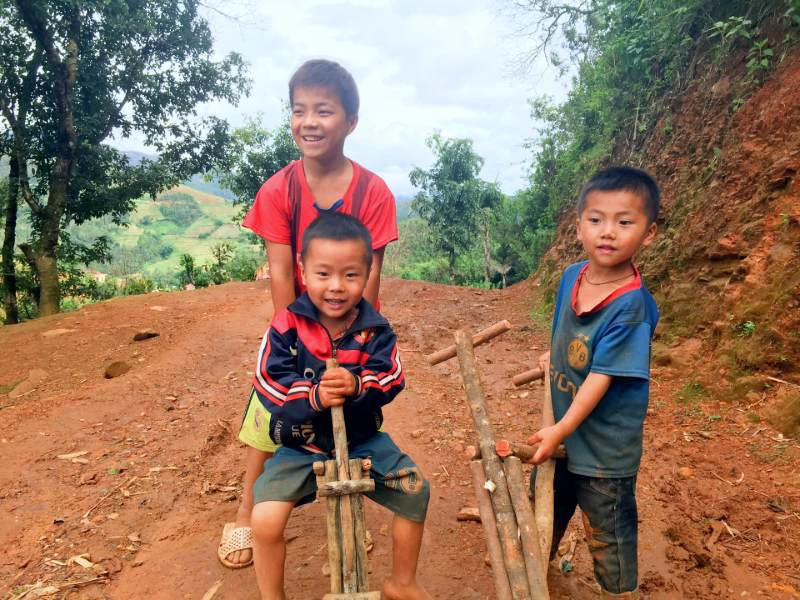 Einheimische Kinder in einem Dorf bei Mu Cang Chai, Vietnam