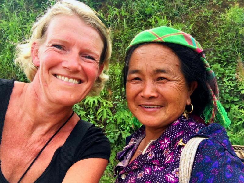 Touristin mit Local in Mu Cang Chai in Vietnam