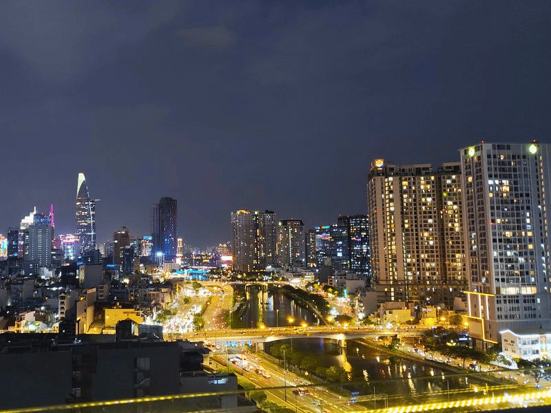Hochhäuser im Lichtermeer am Abend in Saigon