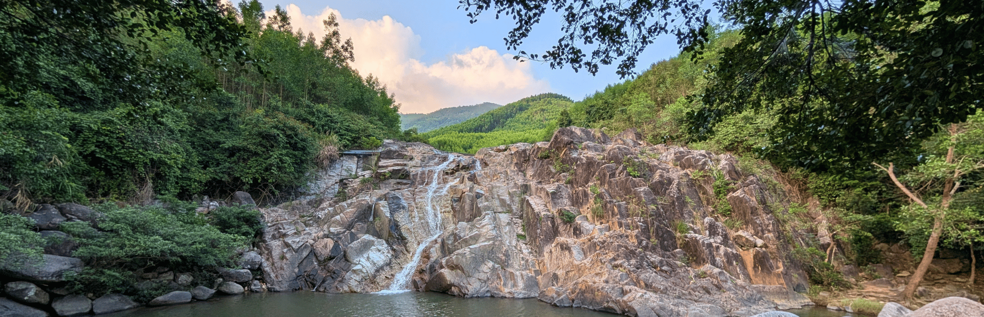 Wasserfall auf Steinen mitten im Grünen in Vietnam