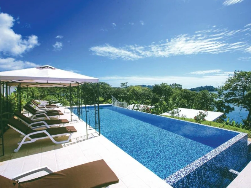 Pool im Komforthotel in Boca Chica, Panama