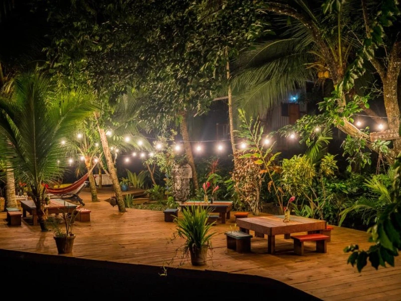 Garten der Wasserbungalows auf den Bocas del Toro in Panama