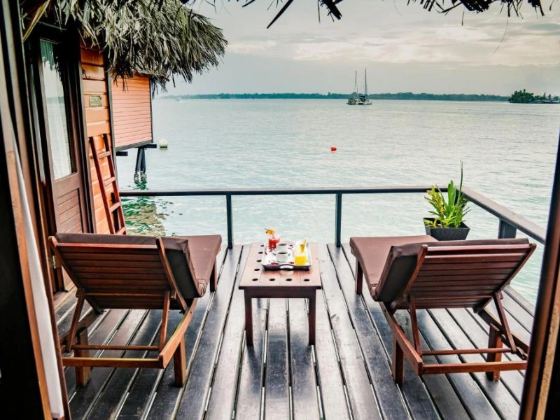 Terrasse mit Ausblick auf das Meer auf den Bocas del Toro in Panama