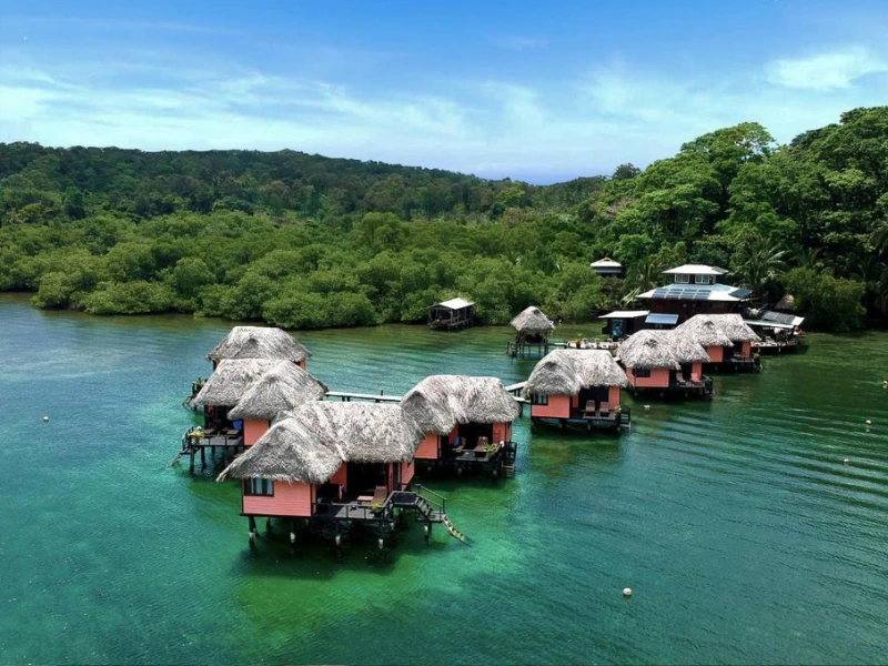 Wasserbungalow von oben auf den Bocas del Toro