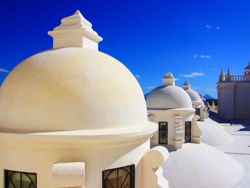 Weiße Kuppel auf der Kathedrale in Leon