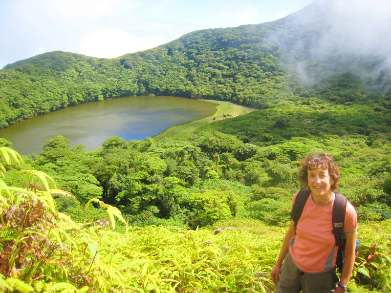 Frau auf Ometepe mit bewachsenem Krater im Hintergrund, Nicaragua