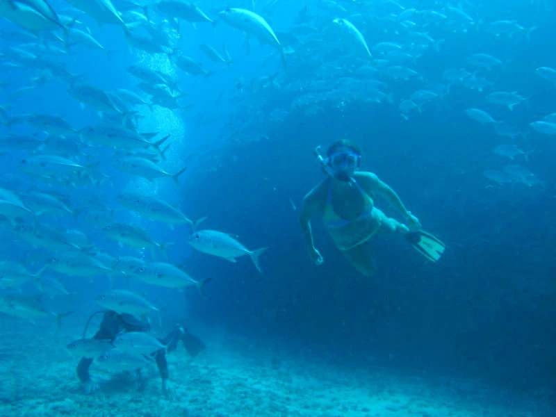 Mann schnorchelt unter Wasser in Costa Rica
