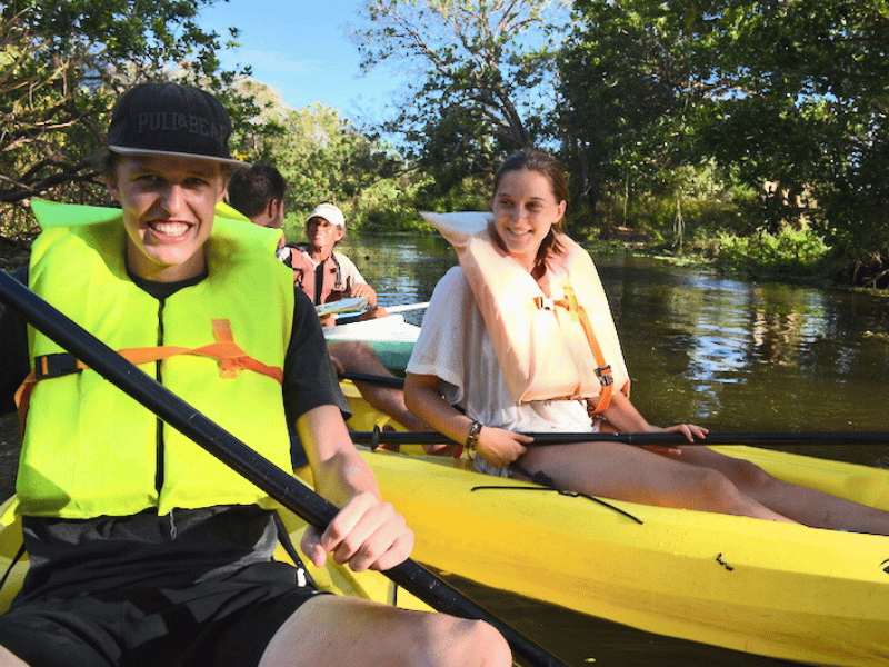 Menschen im Kajak auf dem Istian Fluss