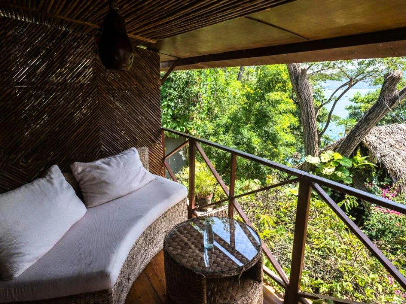 Sitzecke mit Aussicht ins Grüne und auf die Laguna an der Laguna de Apoyo, Nicaragua