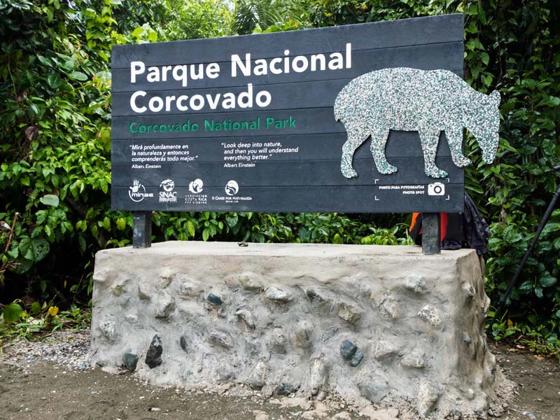 Schild am Eingang des Corcovado Nationalparks in Costa Rica