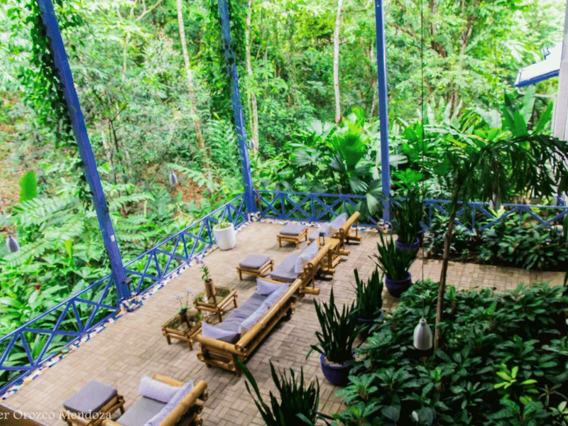 Stühle und Tische auf der Terrasse in Manuel Antonio, Costa Rica