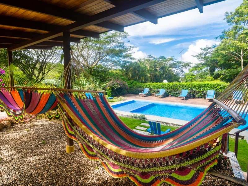 Hängematte am Pool am Rincon in Costa Rica