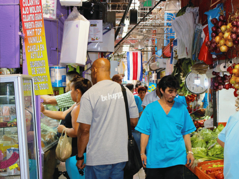Mit dem Guide unterwegs auf dem lokalen Markt in San Jose in Costa Rica