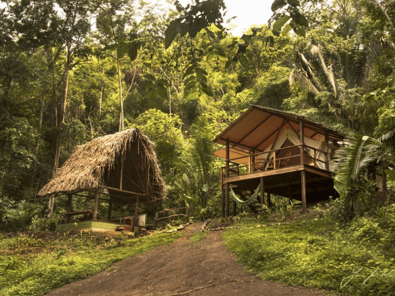 Glampingzelte von außen beim Carara Nationalpark in Costa Rica