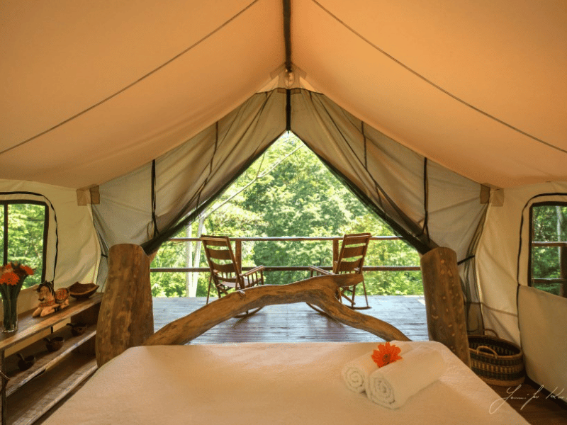 Blick vom Bett nach draußen beim Glamping in Costa Rica