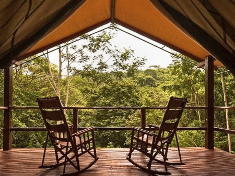 Schaukelstühle beim Glamping in Costa Rica