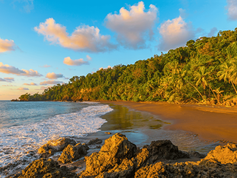 Sonnenuntergang am Strand an der Drake Bay in Costa Rica