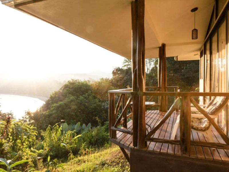 Terrasse mit Aussicht auf das Meer an der Drake Bay, Costa Rica