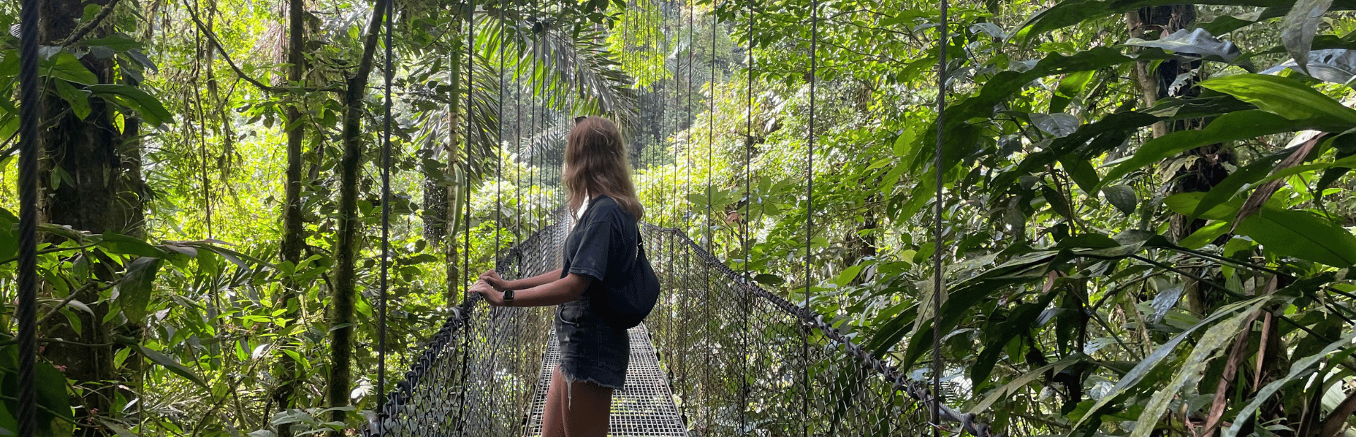 Frau auf einer Hängebrücke in Panama