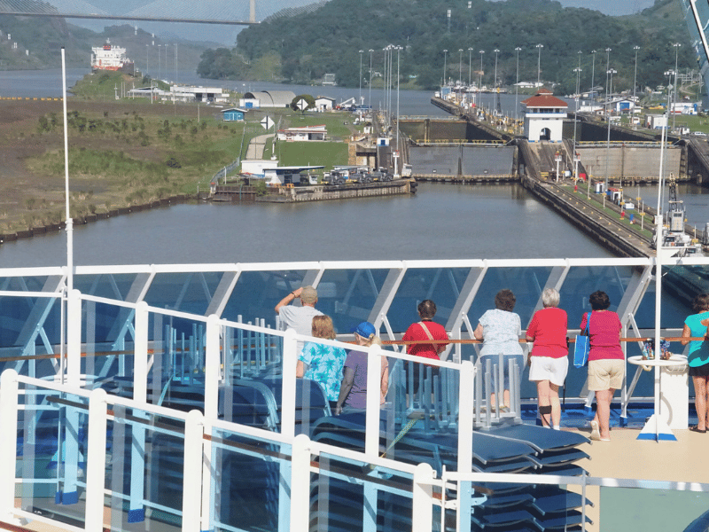 Blick vom Schiff auf den Panamakanal