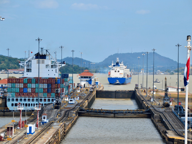 Durchfahrt durch die Schleuse beim Panamakanal