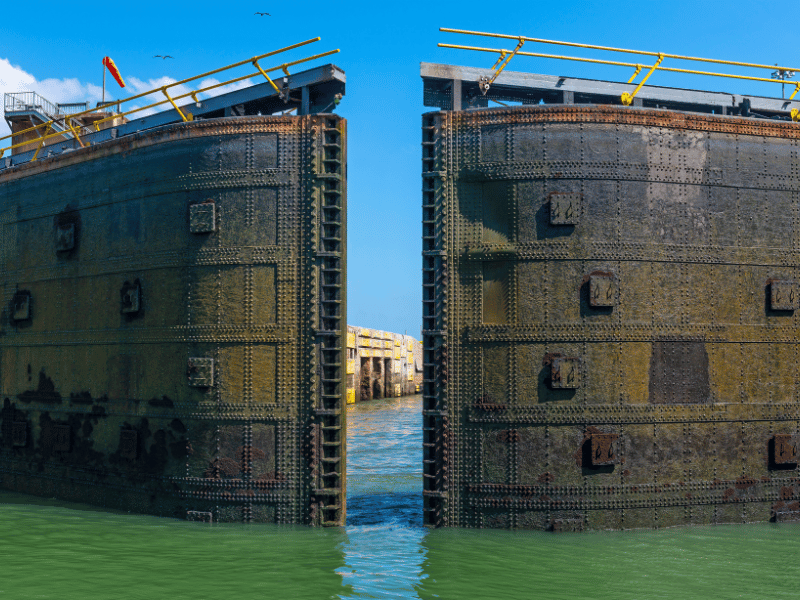 Große Tore der Schleuse im Panamakanal