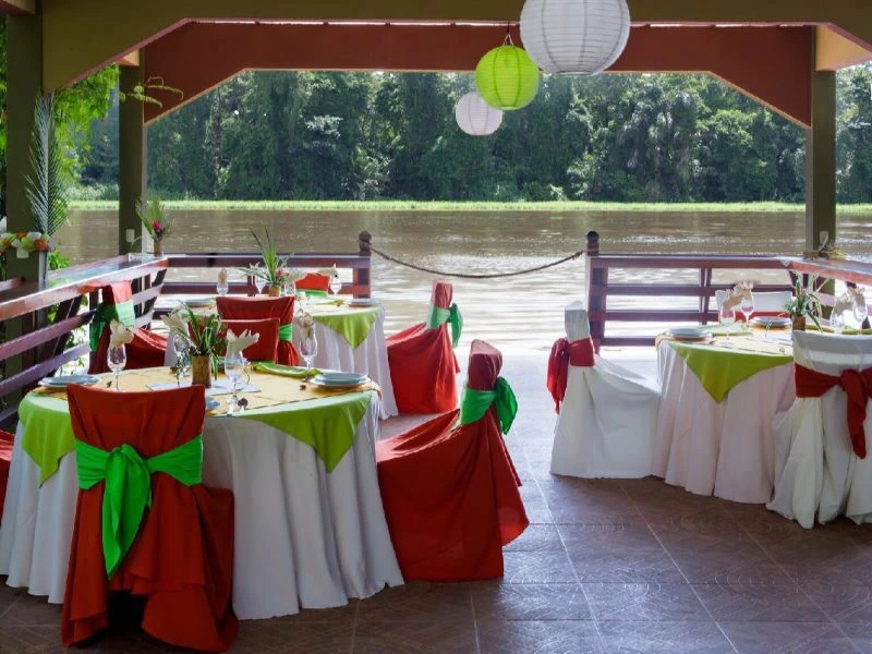 Tische im Restauarant der Unterkunft in Tortuguero, Costa Rica