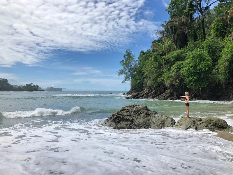 Frau auf Felsen am Meer in Costa Rica