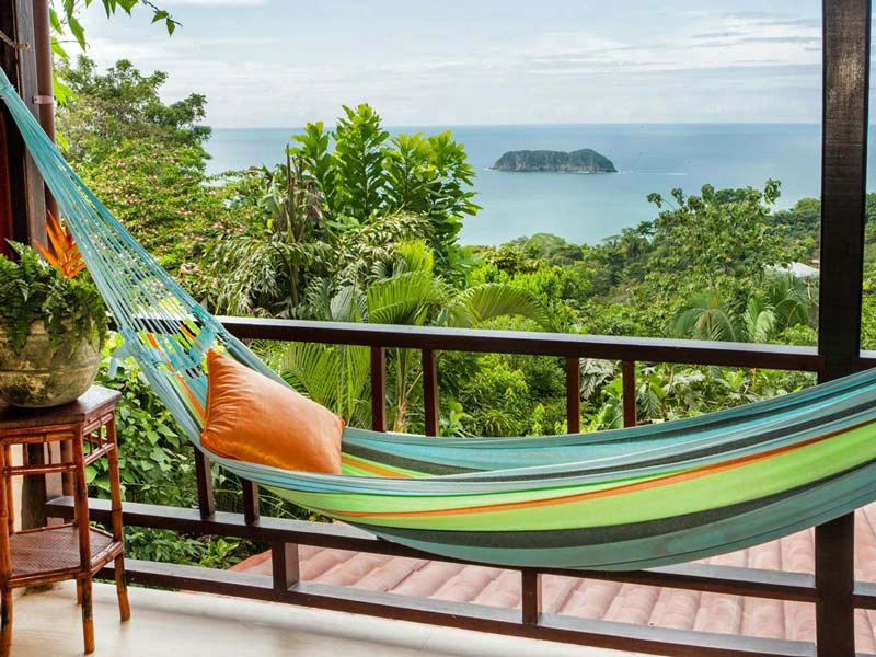 Hängematte auf Terrasse in Manuel Antonio, Costa Rica