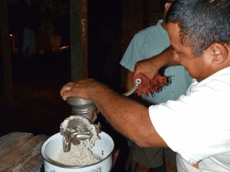 Mann bereitet Tortilla zu beim Homestay in Nicaragua