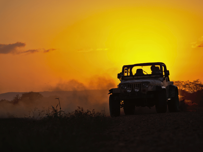 Jeep bei Sonnenaufgang, Panama