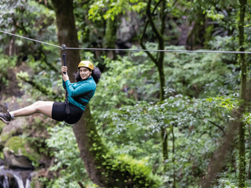 Frau beim Canopy in Boquete
