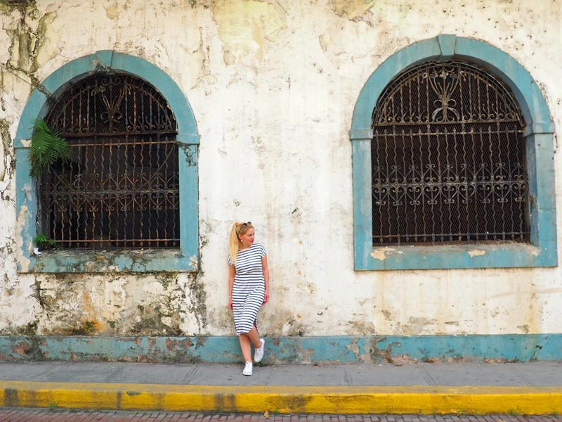 Frau steht am Gebäude in Casco Viejo, Panama