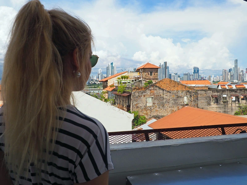 Frau blickt auf die Altstadt von Panama City