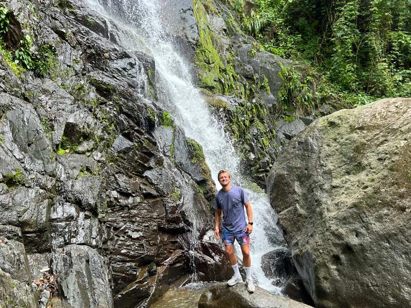 Mann am Wasserfall bei El Valle de Anton, Panama