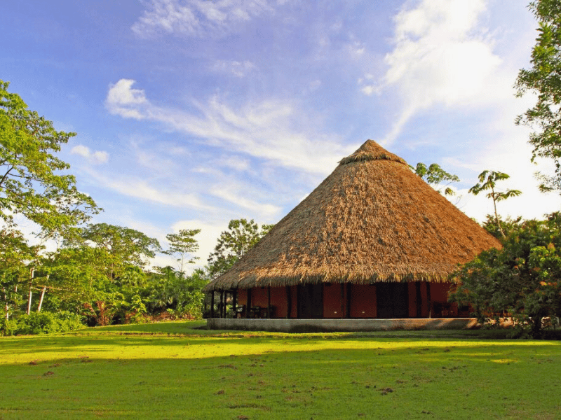 Rundbauten der Lodge bei Sarapiqui in Costa Rica