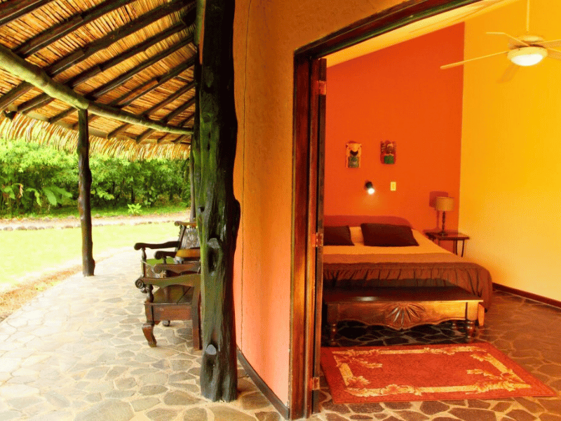 Zimmer und Terrasse der Lodge bei Sarapiqui in Costa Rica