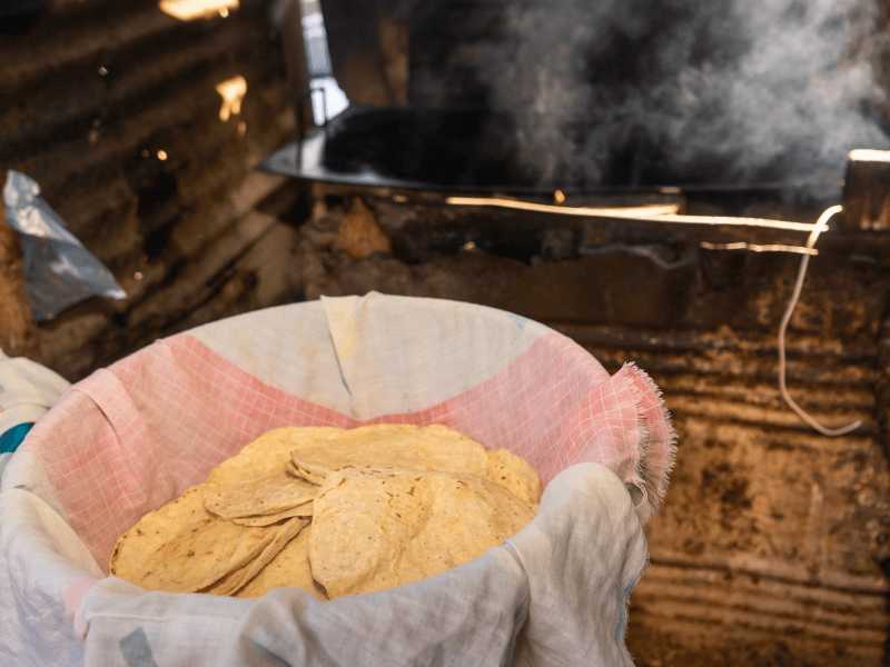 Tortillas frisch backen im Ofen in Nicaragua