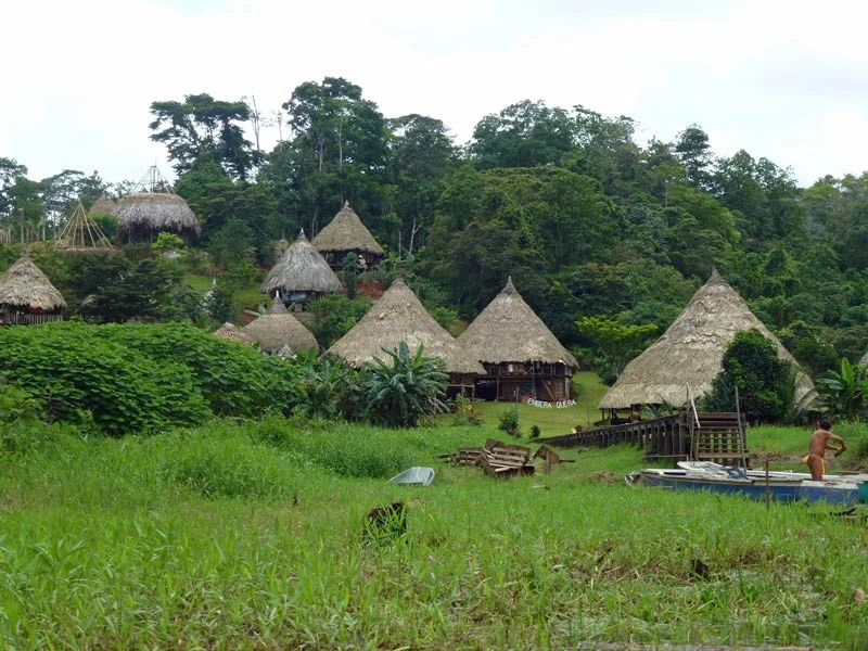 Typisches Dorf der Embera am Chagres Fluss in Panama