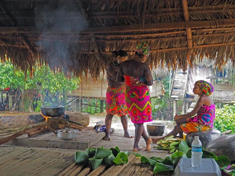 Embera Frauen kochen in ihrem Haus in Panama