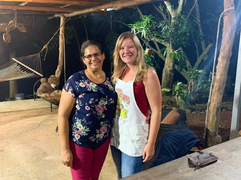 Gastgeberin mit Reisenden in Juanilama, Costa Rica