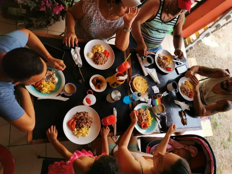 Gemeinsames Essen von Reisenden und Gastgebern in Costa Rica