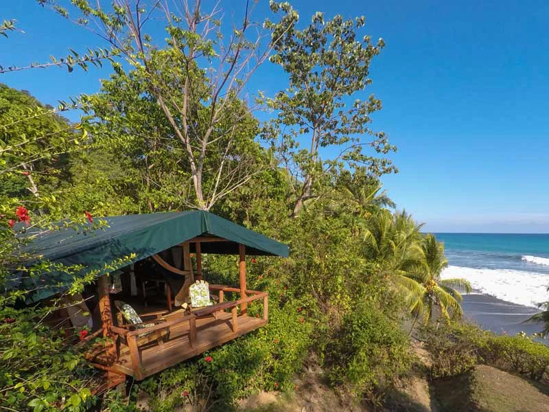 Blick auf die Glamping Unterkunft beim Corcovado Nationalpark direkt am Meer
