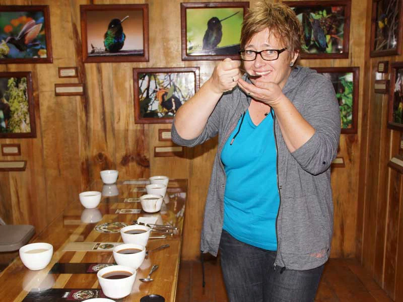 Frau probiert Kaffee bei Kaffeetour in Panama