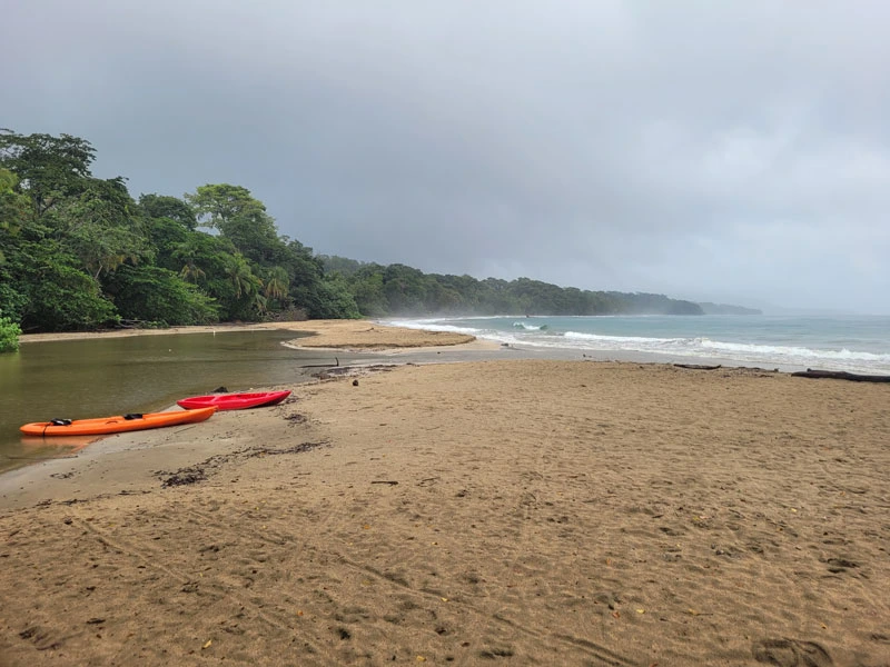 Kajaks am Strand bei Punta Uva, Costa Rica