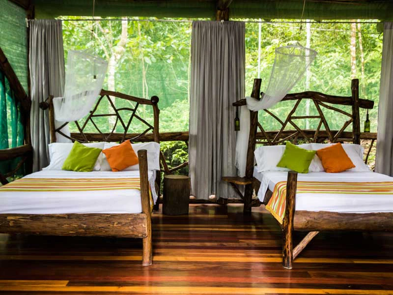 Zimmer des Bungalows mittem im Dschungel beim Corcovado Nationalpark, Costa Rica
