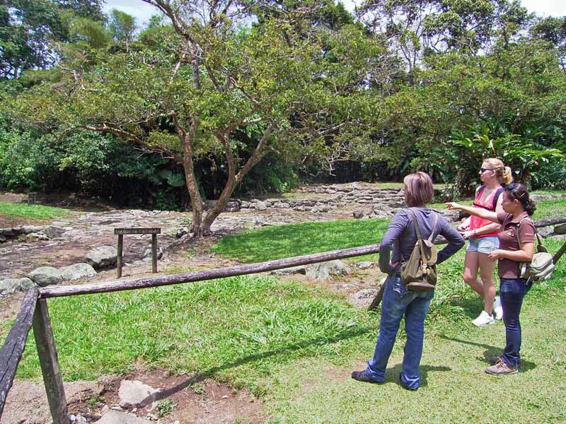 Reisende schaut auf das Guayabo Monument in Costa Rica