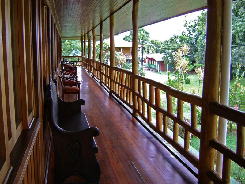 Balkon im Budget-Hotel in Tortuguero, Costa Rica
