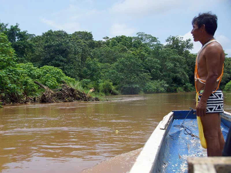Embera auf dem Boot auf dem Chagres Fluss in Panama